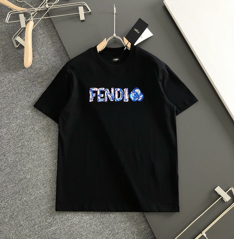 FENDI-04105 팬디 2026SS 스프링/서머 최신 크루넥 자수 패션 반팔 티셔츠(2컬러)