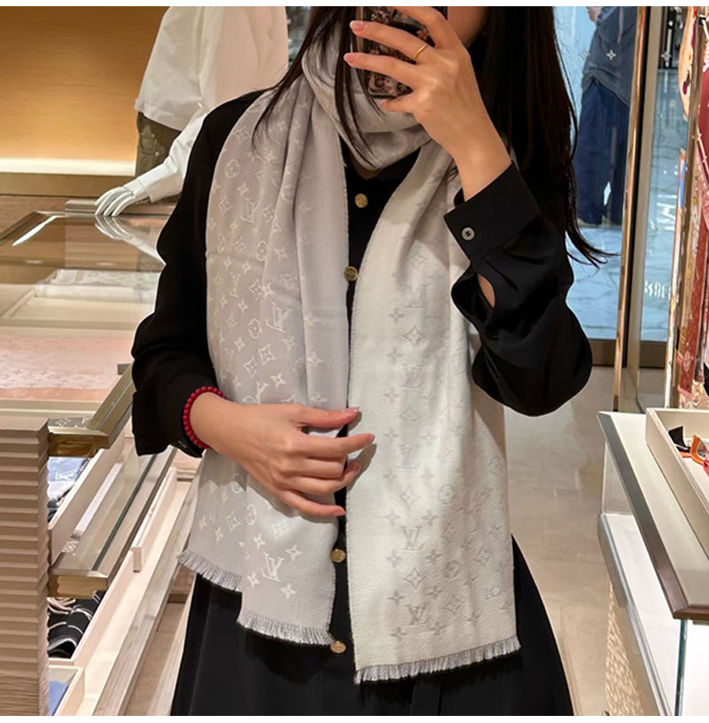 LOUIS VUITTON-M9A254 루이비통 클래식 모노그램 스카프 